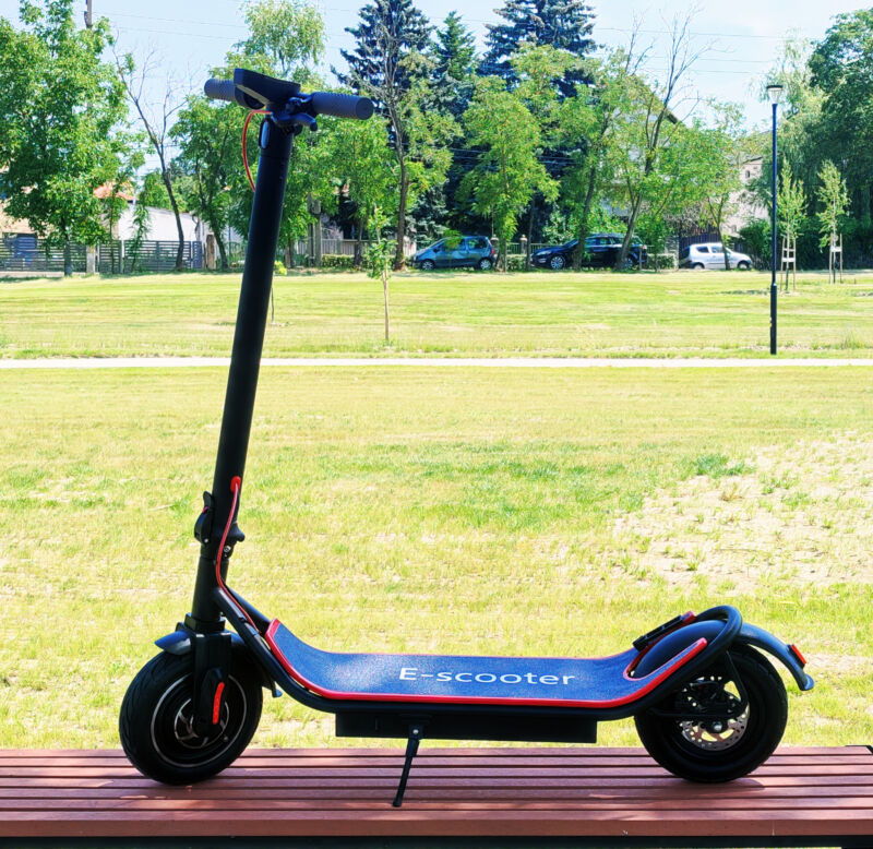 E-scooter elektromos roller, összecsukható, rugós felfüggesztéssel és tárcsafékkel felszerelt felnőtt roller, fekete
